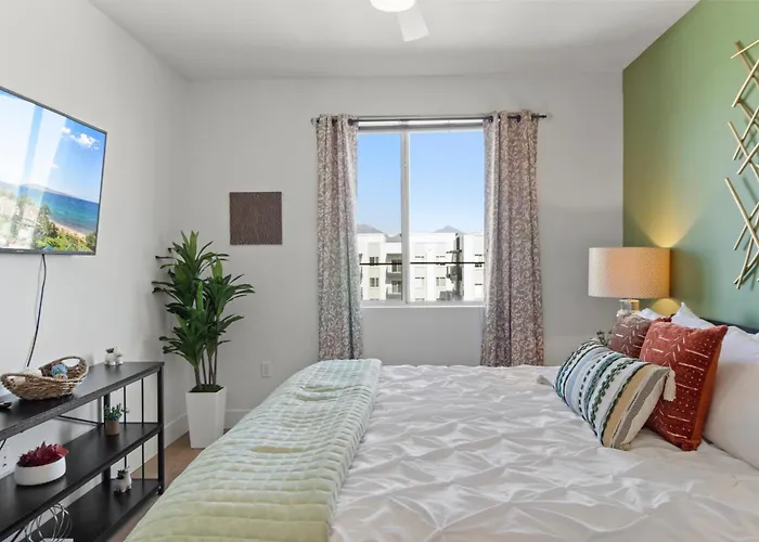 Near Mayo Pool & Hot Tub Sunny Getaway Apartment