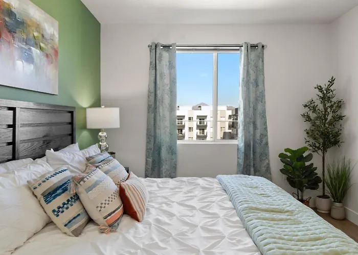 Near Mayo Pool & Hot Tub Sunny Getaway Apartment *