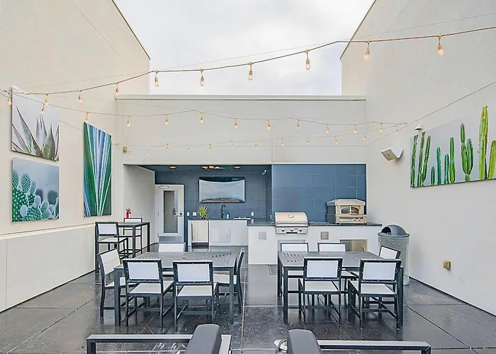 Near Mayo Pool & Hot Tub Sunny Getaway Apartment